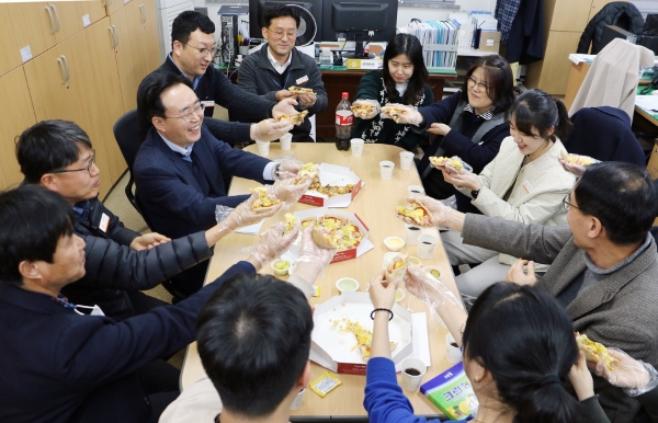 교육지원과 직원들과 간식 소통 (사진제공 = 나주시)