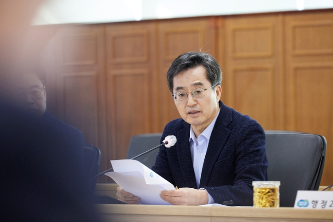 김동연 경기도지사가 15일 오전 경기도청 다목적회의실에서 열린 주간 실국장회의에서 인사말을 하고 있다.(사진=경기도)