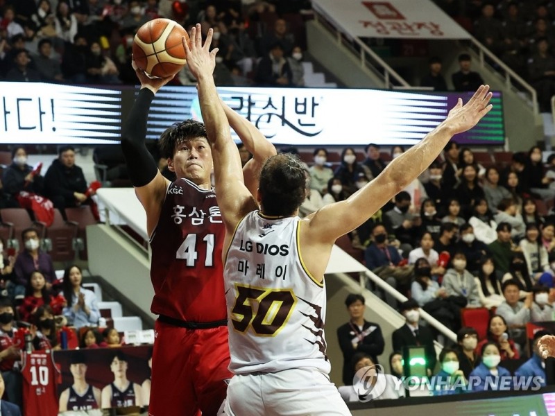 (안양=연합뉴스) 15일 경기도 안양실내체육관에서 열린 프로농구 안양 KGC 인삼공사와 창원 LG 세이커스의 경기. KGC 오세근이 슛을 하고 있다.