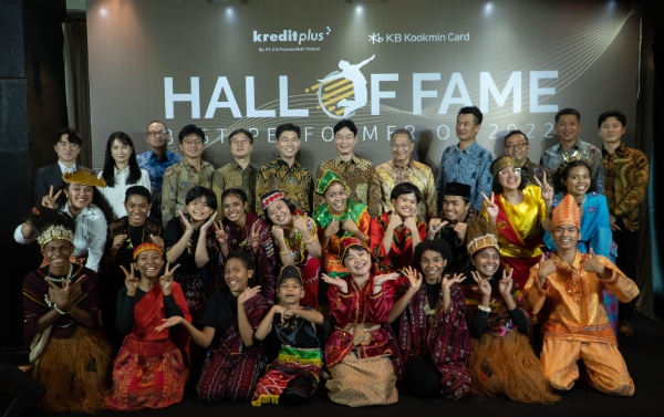 15일 인도네시아 현지 법인 KB Finansia Multi Finance(이하 KB FMF) 본사에서 열린 우수 직원 시상식 후 KB국민카드 이창권 사장(사진 맨 뒷줄 오른쪽에서 여섯 번째)이 임직원과 함께 기념 촬영했다. / 사진제공:KB국민카드