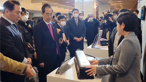 한덕수 총리·최태원 회장, 간담회서 두루스코이브이 카스토퍼 전기차 충전기 문의