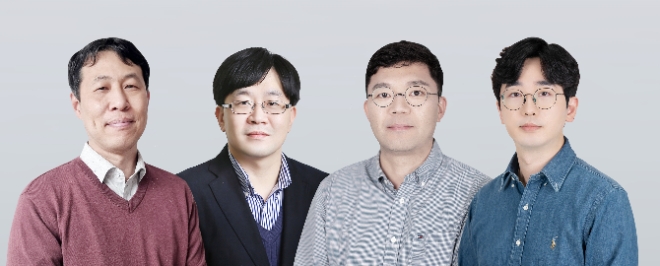 삼성전자 SAIT(Samsung Advanced Institute of Technology)는 하나의 필터로 미세먼지와 유해가스를 동시에 제거하고, 간단한 물 세척만으로 최대 20년동안 사용할 수 있는 신기술을 개발했다고 16일 밝혔다. 사진은세계 최초 광촉매 적용 '재사용 가능' 공기정화 필터 기술을 개발한 삼성전자 SAIT 연구진. (왼쪽부터) 양동식, 이현철, 권혁재, 구민석 연구원. (사진 = 삼성전자 제공)