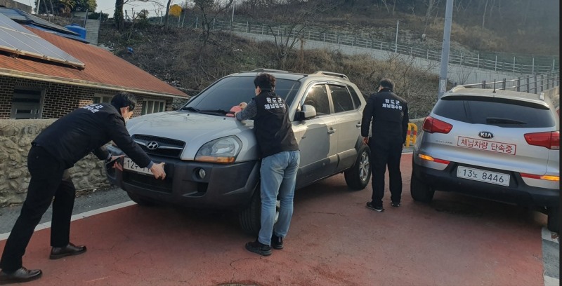 체납 차량 번호판 영치 (사진제공 = 완도군)