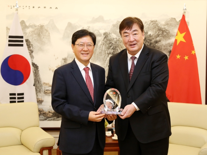 원유석 아시아나항공 대표이사 직무대행(왼쪽)이 15일 주한 중국대사관에서 싱하이밍(邢海明) 주한 중국대사(오른쪽)로부터 감사패를 받고 있는 모습. (사진 = 아시아나항공 제공)