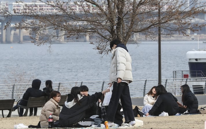 서울 지역에 미세먼지 보통 수준을 보인 지난 9일 오후 서울 여의도 한강공원에서 시민들이 나들이를 즐기고 있다.