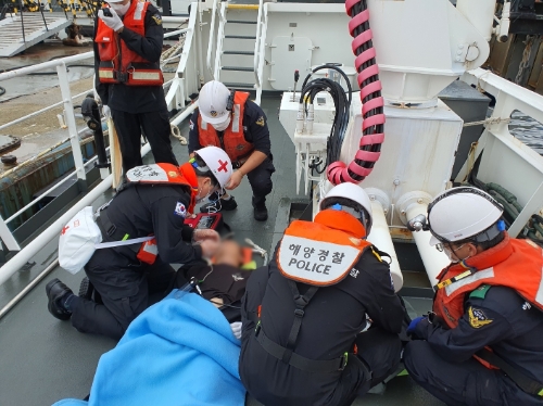 경비함정에서 응급처치 훈련 (사진제공 = 여수해양경찰)