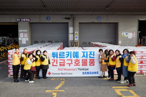 대한적십자사는 튀르키예 지진 피해 이재민 지원을 위해 2.4억 원 상당의 구호물품을 지원한다고 밝혔다. 사진은 인천국제공항 화물터미널에서 튀르키예 이재민들에게 응원의 메시지를 전달하는 대한적십자사 봉사원들의 모습. / 사진제공:대한적십자사