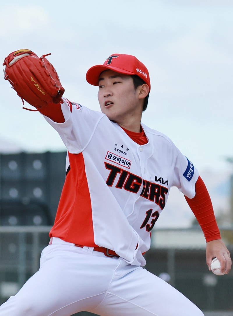 2023 신인 가운데 2순위로 KIA에 지명된 윤영철이 완전 새내기로 5선발 자리를 꿰 찰 수 있을지 관심이 쏠린다.