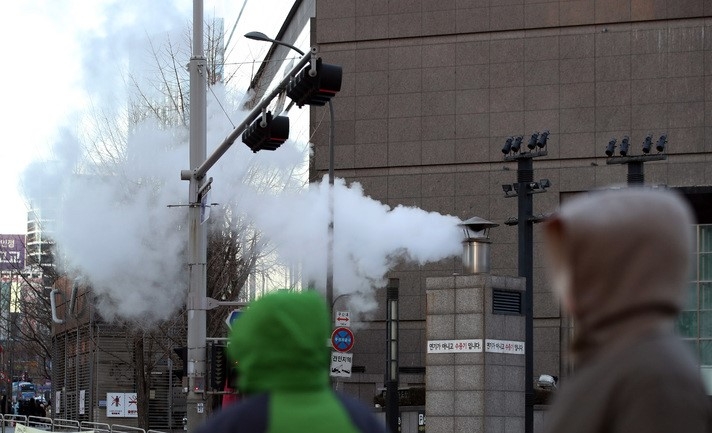 서울 아침 최저 기온이 영하 18도까지 떨어진 지난 1월25일 오전 서울 중구 시내에 건물에 연결된 굴뚝에서 수증기가 나오고 있다.