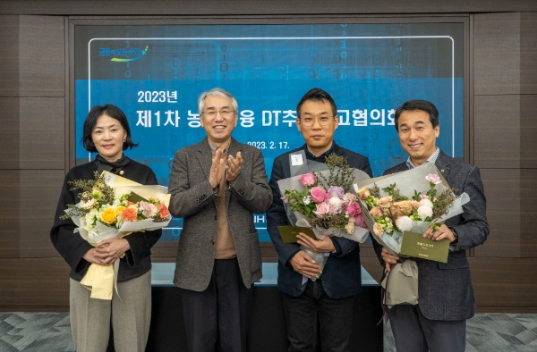 NH농협금융지주는 17일, 서울 중구 소재 농협금융 본사에서 2023 제1차 DT추진최고협의회를 개최하고 디지털 성과평가 우수 계열사 시상 후 기념촬영을 하고 있다. (사진 왼쪽부터) 이현애 NH농협은행 개인금융부문장, 이석준 NH농협금융지주 회장, 정중락 NH투자증권 WM Digital 사업부문장, 임순혁 NH농협생명 마케팅 전략부문장. / 사진제공:NH농협금융