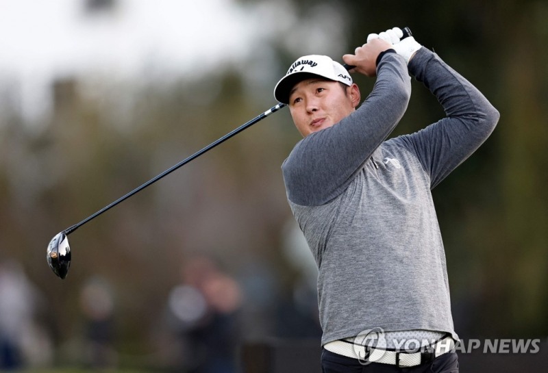 이진명이라는 한국 이름이 있는 대니 리는 올해 33살로, 미국프로골프(PGA) 투어에서 2015년 한 차례 우승한 선수다.아마추어 시절인 2009년에는 유럽투어 조니워커 클래식을 제패했고, 아마추어 세계 랭킹 1위까지 올랐다.대니 리가 LIV 골프에 합류하면 LIV 골프에서 뛰는 세 번째 교포 선수가 된다. 현재 케빈 나와 김시환(이상 미국)이 LIV 골프에 속해 있다.대니 리는 이번 주 미국 캘리포니아주 퍼시픽 팰리세이즈에서 열리고 있는 PGA 투어 제네시스 인비테이셔널(총상금 2천만 달러)에도 출전했으나 컷 탈락했다.PGA 투어에서 통산 상금 1천536만3천106 달러(약 199억7천만원)를 벌었다.피터르스는 DP 월드투어 소속 선수로 현재 세계 랭킹 34위에 올라 있다. 유럽 투어에서 통산 6승을 거뒀고, 2017년 마스터스 공동 4위를 기록했다.스틸은 PGA 투어 통산 3승을 달성했으며 이번 주 제네시스 인비테이셔널에 나올 예정이었으나 개막을 앞두고 불참을 선언했다.