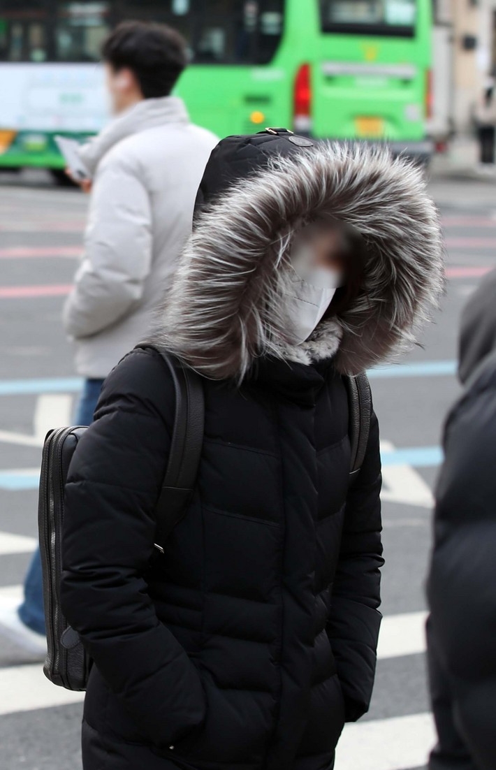 지난 2일 오전 서울 종로구 세종로사거리에서 직장인들이 출근하고 있다.