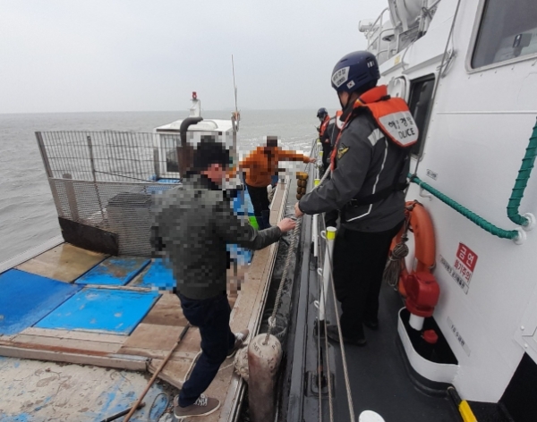 응급환자 긴급이송 (사진제공 = 목포해양경찰)