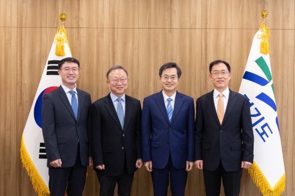 20일 오전 경기도지사 집무실에서 김동연 경기도지사가 한현수 경기국제공항추진단장, 석동훈 사회적경제국장, 조상기 노동권익과장에게 임용장 수여를 하였다. / 사진제공:경기도