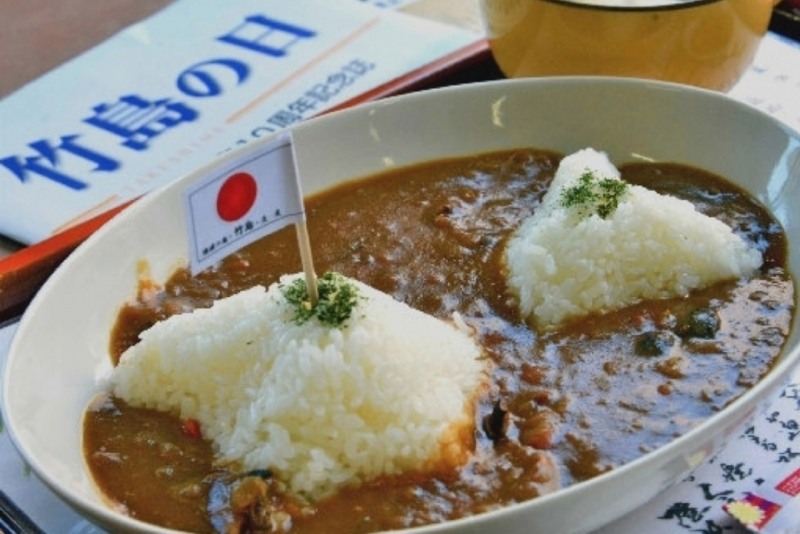 시마네현의 한 음식점에서 제공되는 '다케시마 카레'. 밥으로 독도 모양을 만들고 그 위에 일장기를 꽂았다.