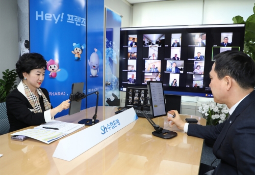수협은행 강신숙 은행장이 온라인 커뮤니케이션 시스템을 통해 전국 19개 금융본부장들과 화상회의를 진행하는 모습. / 사진제공:Sh수협은행