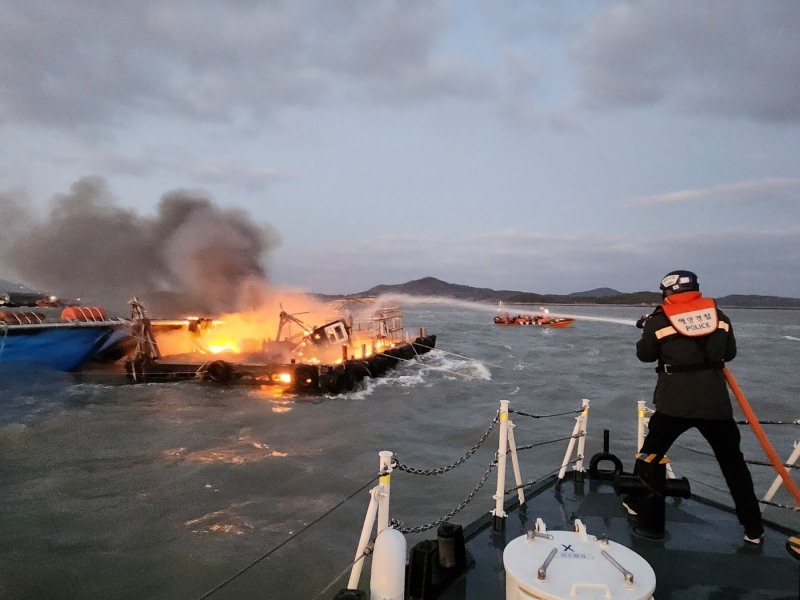 양식장 바지선 화재 진압 (사진제공 = 목포해양경찰)