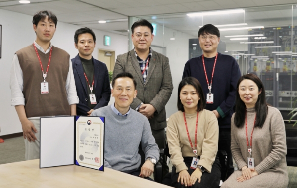 표창을 수상한 롯데제과 최명림 글로벌사업본부장과 캔햄 수출을 담당하는 글로벌푸드팀 / 사진제공:롯데제과