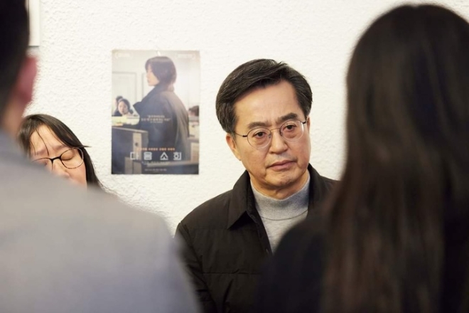 김동연 경기도지사가 복지담당자를 만나 복지사각 대응의 강도를 높이라고 주문하고 있다.(사진=경기도)