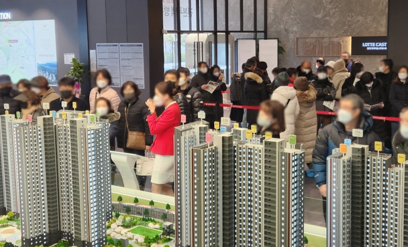 롯데건설은 22일 경상남도 창원시 의창구 사화동일원의 ‘창원 롯데캐슬 포레스트’가 지난 20일 완판을 이뤘다고 밝혔다. 사진은 ’창원 롯데캐슬 포레스트’ 견본주택을 찾은 방문객들의 모습. (사진 = 롯데건설 제공)