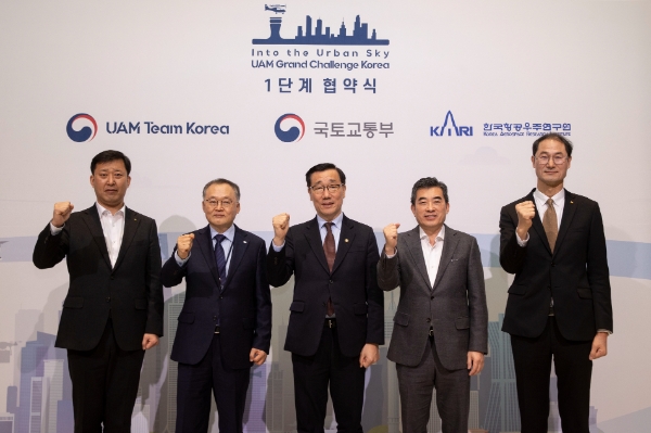 (왼쪽부터)현대건설 기술연구원 박영준 상무, 한국항공우주연구원 이상률 원장, 국토교통부 어명소 2차관, 현대차 AAM본부 신재원 사장, KT 경영기획부문 박종욱 사장이 기념사진을 촬영하고 있다. / 사진제공:KT