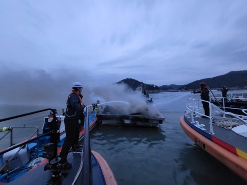 화재진압 (사진제공 = 여수해양경찰)