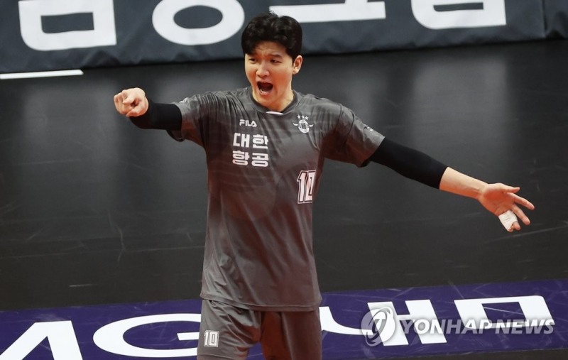 (안산=연합뉴스) 22일 경기도 안산 상록수체육관에서 열린 프로배구 V리그 남자부 OK금융그룹 읏맨과 대한항공 점보스의 경기. 대한항공 정지석이 팀 득점 성공에 기뻐하고 있다.