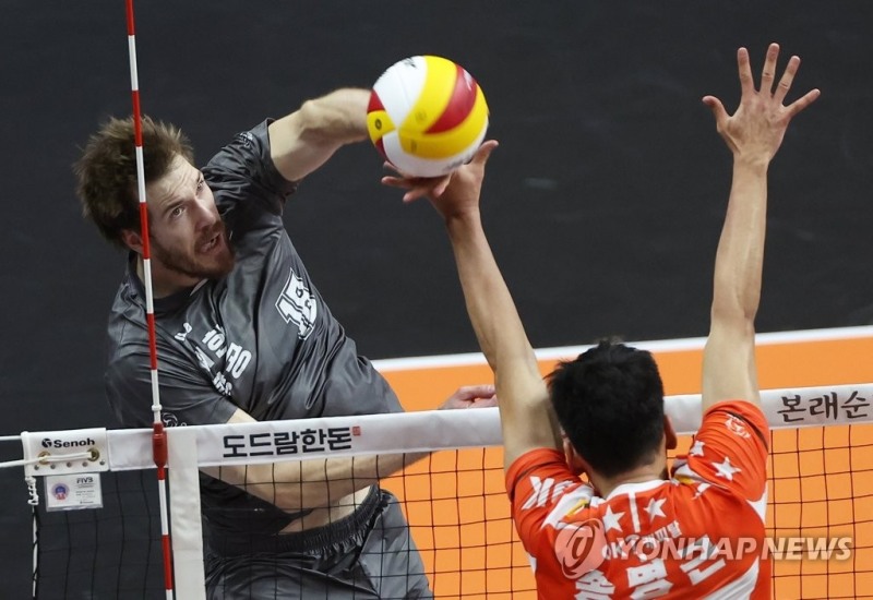 (안산=연합뉴스) 22일 경기도 안산상록수체육관에서 열린 프로배구 V리그 남자부 OK금융그룹 읏맨과 대한항공 점보스의 경기. 대한항공 링컨이 공격하고 있다.