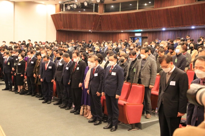 전국 각지에서 600여명이 참석한 가운데 2022년 2월 22일 오후 2시 국회도서관 대강당에서 진행된 제6회 세계 학교폭력 추방의 날 기념식에서 참석자 전원이 학교폭력으로 희생된 학생들을 위한 묵념을 하고 있다 (좌측 앞줄부터) 이광호 전국호남향우회 총연합회 총회장, 박용운 동국대교수, 이양순 서울시 서부교육지원청 교육장, 김성제 의왕시장, 최연숙 국회의원, 문주현 세계총연맹 상임고문 겸 MDM그룹 회장, 이종배 국회의원, 이치수 세계총연맹 상임고문 겸 세계언론협회(WPA) 회장-대한인터넷신문협회 회장, 서영석 국회의원, 이희준 세계총연맹 자문위원, 류제리 세계총연맹 자문위원, 황희연 충북대학교 명예교수, 이창효 서울시 안보정책자문위원장(전 예비역 육군 중장, 전 수도군단장), 김홍렬 전국300만 전국검정고시총동문회 사무총장, 고재철 세계총연맹 경기지부 회장 (사진=세계언론협회 사진 공동취재단)