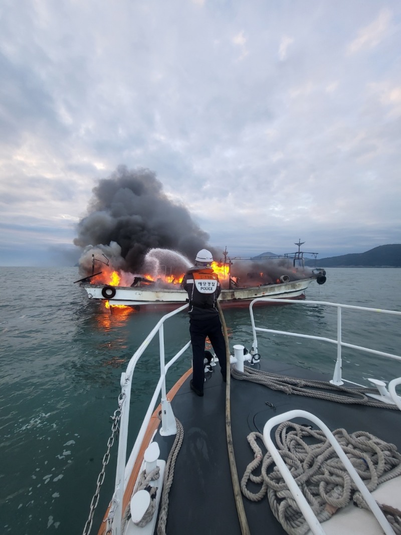 경비함정 소화작업 (사진제공 = 여수해양경찰)
