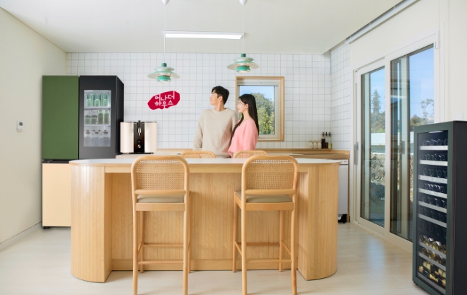 LG전자는 다음달 4일부터 제주 빈집 재생 스타트업 ‘다자요’와 함께 제주 각지의 빈집을 리모델링한 스테이(숙소)에 LG 생활가전만의 가치와 편리함을 경험하는 어나더 하우스를 선보인다고 23일 밝혔다. LG전자 모델이 '어나더 하우스 파티 스테이 월령'에서 LG 프리미엄 가전을 체험하고 있는 모습. (사진 = LG전자 제공)