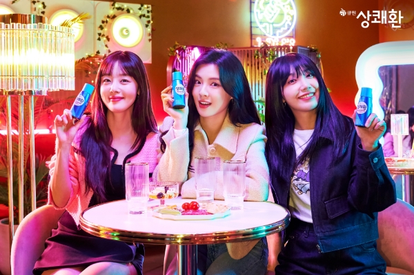 왼쪽부터 한선화, 이선빈, 정은지.