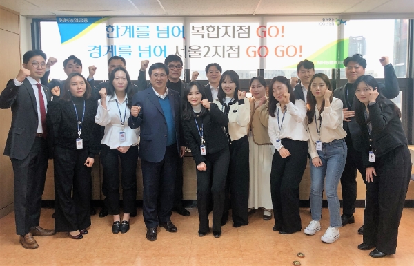 NH농협캐피탈 서옥원 대표이사는 현장중심 경영을 위한 영업점 현장 방문을 실시했다. 21일, 서옥원 NH농협캐피탈 대표이사(앞줄 왼쪽에서 네 번째)와 서울지점 임직원들이 기념촬영을 하고 있다. / 사진제공:NH농협캐피탈