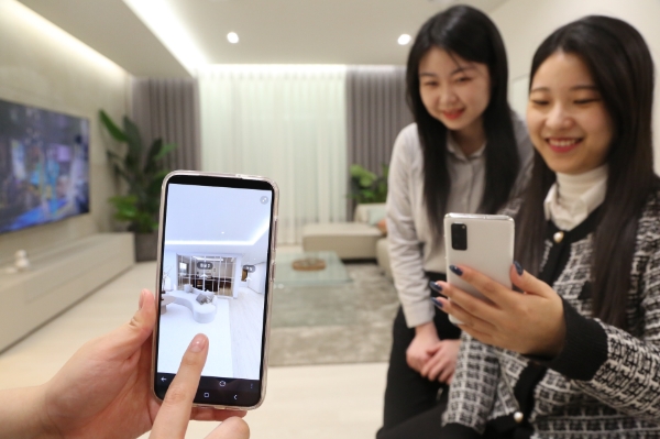 용산 한샘디자인파크에서 직원이 한샘몰을 소개하고 있다. / 사진제공:한샘