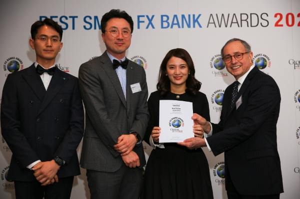 하나은행은 미국 글로벌 금융ㆍ경제 전문지 '글로벌파이낸스'가 선정하는 ‘2023 대한민국 최우수 외국환 은행상(Best Foreign Exchange Provider in Korea 2023)’을 수상했다. 시상식에 참석한 신경연 하나은행 런던지점 팀장(사진 왼쪽에서 두번째)과 하나은행 직원들이 조셉 히라푸토(Joseph D. Giarraputo) 글로벌파이낸스지 발행인 겸 대표(사진 왼쪽에서 네번째)와 기념 촬영을 하고 있다. / 사진제공:하나은행