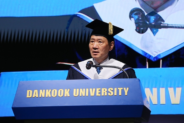 △ 김수복 총장이 신입생들에게 축하와 격려의 메시지를 전했다.