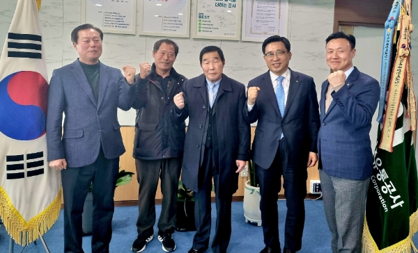 한국농수산식품유통공사 김춘진 사장(우측2번째), 참벌꿀영농조합법인 윤용주 대표(우측3번째) / 사진제공:한국농수산식품유통공사