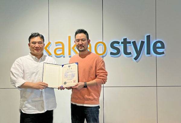 왼쪽부터 김영길 카카오스타일 최고재무책임자(CFO), 윤거성 소호패션그룹 리더. / 사진제공:카카오스타일