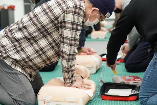 우아한청년들은 대한적십자사와 함께 22일 경기도 남양주 배민라이더스쿨에서 배달종사자를 대상으로 심폐소생술 교육을 진행했다. / 사진제공:우아한청년들