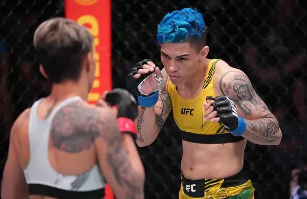 “핑계 아니고...정말 가슴 때문에...”여 플라이급 안드라지, 너무 쉽게 무너졌다 했더니...-UFC FN 219