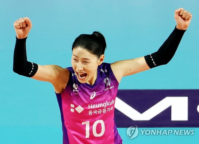 (인천=연합뉴스) 23일 인천 삼산월드체육관에서 열린 여자프로배구 흥국생명 핑크스파이더스와 한국도로공사 하이패스 배구단의 경기. 1세트 흥국생명 김연경이 서브로 득점한 뒤 기뻐하고 있다.