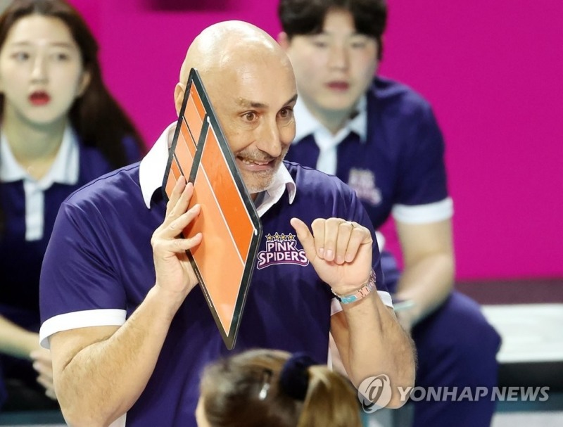 (인천=연합뉴스) 23일 인천 삼산월드체육관에서 열린 여자프로배구 흥국생명 핑크스파이더스와 한국도로공사 하이패스 배구단의 경기. 1세트 마르첼로 아본단자 흥국생명 감독이 선수들에게 작전을 지시하고 있다.