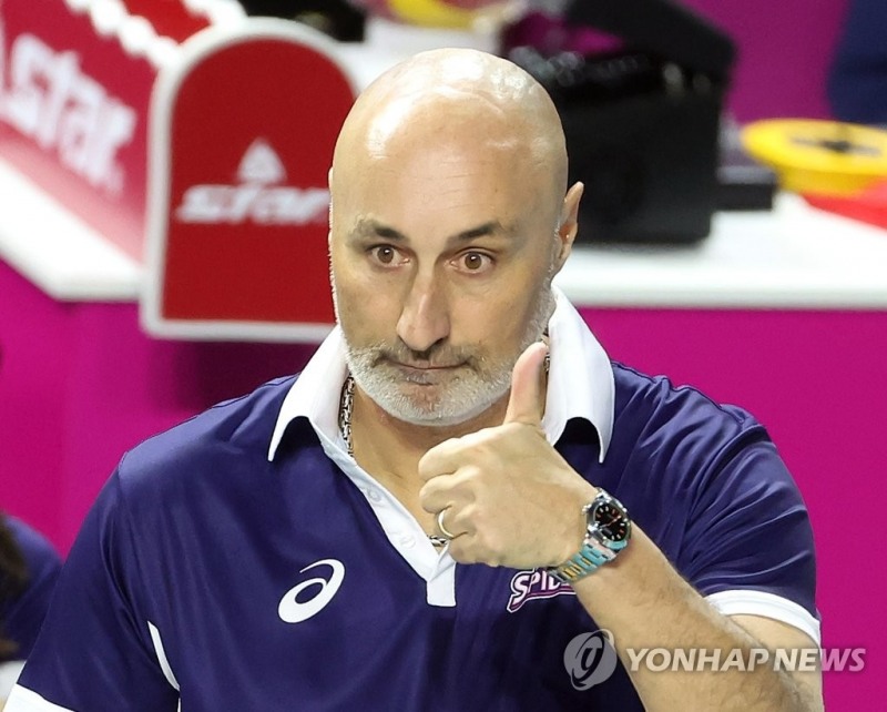 (인천=연합뉴스) 23일 인천 삼산월드체육관에서 열린 여자프로배구 흥국생명 핑크스파이더스와 한국도로공사 하이패스 배구단의 경기. 1세트 흥국생명이 득점하자 마르첼로 아본단자 감독이 엄지손가락을 들어 올리며 선수들을 격려하고 있다.