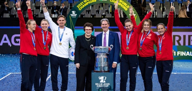 국제테니스연맹(ITF)은 2021년부터 여자 국가대항전인 '페드컵'을 세계여자 테니스 그랜드슬램 우승 12회 달성한 미국 테니스 레전드 빌리 진 킹을 기리기 위해 '빌리진 킹 컵'이라고 대회 이름을 변경했다. 사진은 빌리 진 킹(가운데)과 우승 선수들이 포즈를 취한 모습. [ITF 홈페이지 캡처]