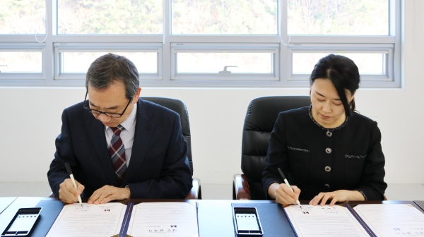 국립부산과학관 김영환 관장과 KT 그룹인재개발실장 진영심 상무(오른쪽)가 협약서에 서명 후 기념촬영 하는 모습