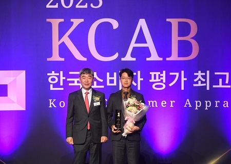 교원라이프 서동혁사업기획부문장(오른쪽)이 수상 기념촬영을 하고 있다.