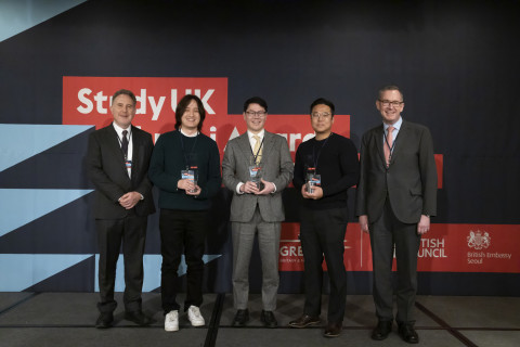 주한영국문화원(British Council in Korea)은 주한영국대사관과 공동으로 전 세계 다양한 분야에서 활동하는 영국 동문들의 성취와 공헌을 조명하고 기념하는 ‘영국 유학 동문상(Study UK Alumni Awards)’ 시상식을 개최하고 한국인 수상자 4인을 발표했다. 왼쪽부터 폴 클레멘슨 주한영국문화원장, 비즈니스·혁신 부문 수상자 한윤창 코클 공동창업자 및 대표, 과학·지속가능성 부문 수상자 정헌석 동방에프티엘 대표이사, 문화·크리에이티브 부문 수상자 김신욱 예술가 및 경일대 사진영상학부 조교수, 콜린 크룩스 주한영국대사(©영국문화원)