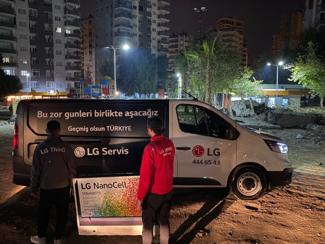 LG전자 노경이 합심해 지진으로 피해를 입은 튀르키예 지역에 무료 세탁시설 및 이동 서비스센터를 운영하고, 구호 물품을 전달한다. LG전자 서비스 엔지니어들이 순회 서비스 차량을 통해 고장난 가전제품을 수거하고 있는 모습. (사진 = LG전자 제공)