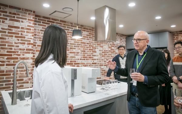 물맛 분야의 세계적 권위자인 마이클 마스카(Michael Mascha) 박사가 지난 21일 코웨이 환경기술연구소를 방문했다. 마이클 마스카 박사가 코웨이 정수기 물맛을 품평하고 있다.