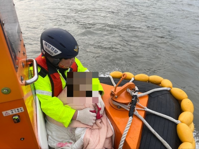 응급환자 이송 (사진제공 = 목포해양경찰)